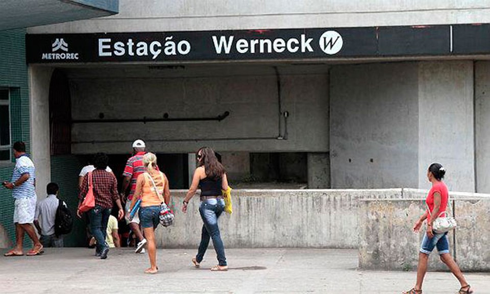 A tentativa de fuga dos criminosos foi registrada por cmeras de segurana da CBTU (Foto: Metr Recife)