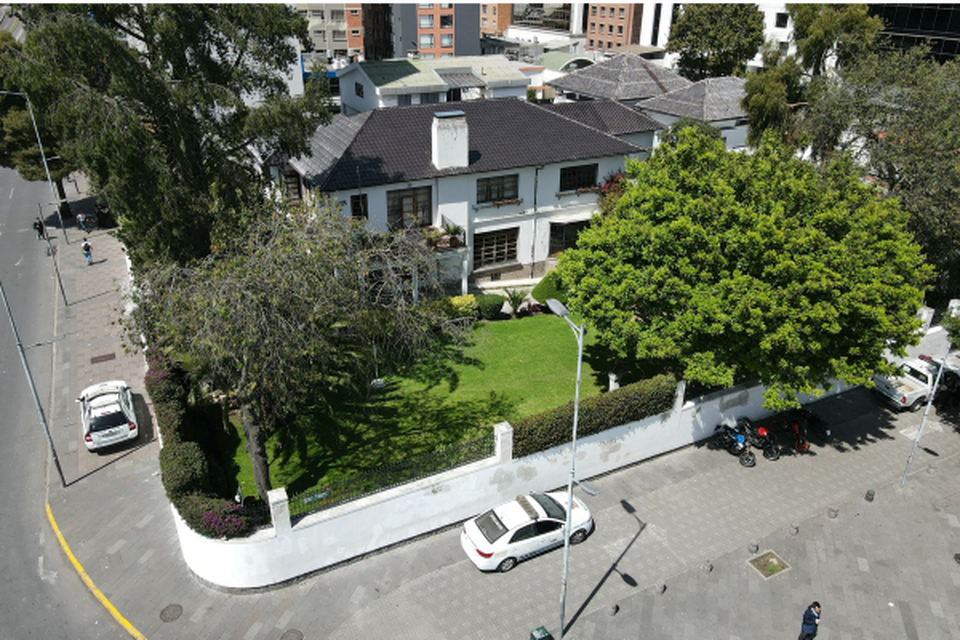 Vista area da embaixada mexicana em Quito, tirada em 7 de abril de 2024 (Crdito: RODRIGO BUENDIA / AFP)