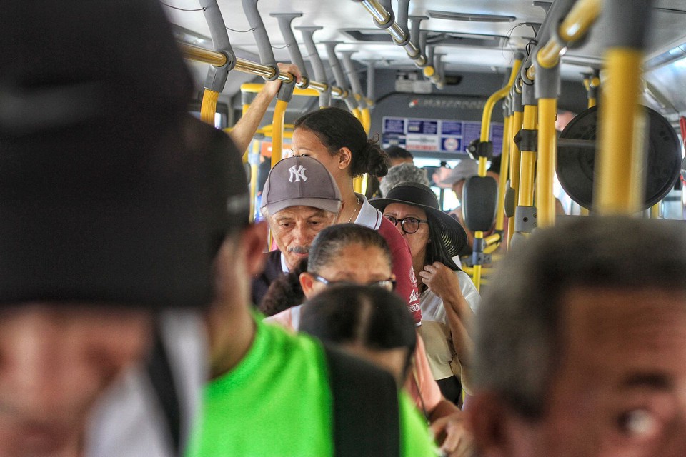 Os dados da SDS também indicou que houve aumento no número de casos de roubos a ônibus entre janeiro e dezembro de 2023 em comparação com o mesmo período de 2022 (Foto: Romulo Chico/Arquivo DP)