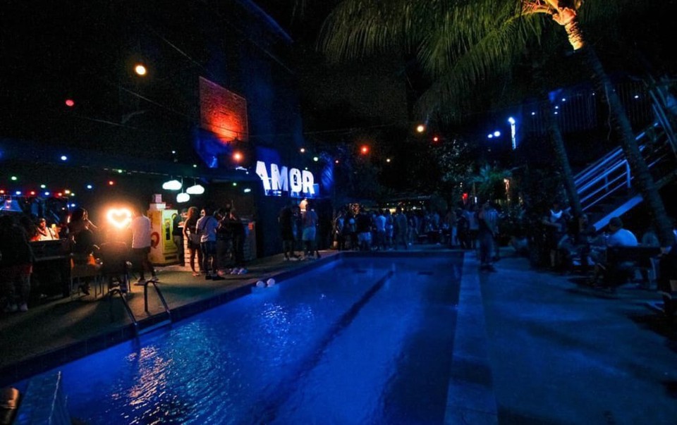 A rea da piscina da boate receber o DJ Josa e a performance de Polly Pocket (foto: Divulgao )