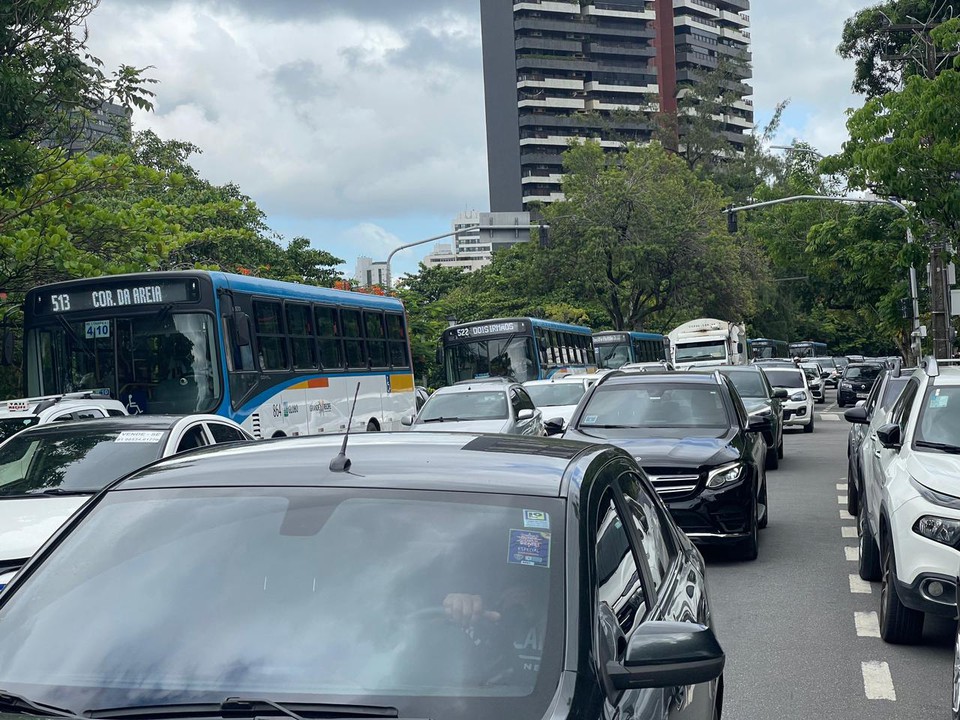 Avenida Rui Barrbosa  local de "eterno" engarrafamento no Recife  (Foto: Romulo Chico/ DP)