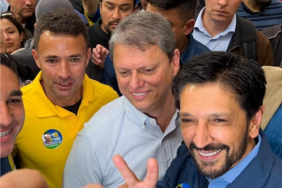 Mello Arajo, homem branco de camisa amarela, ao lado de Tarcsio e Nunes
 (Crdito: Divulgao/Campanha Ricardo Nunes)