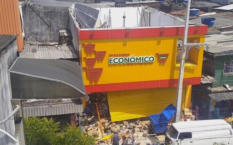Teto do supermercado desabou nesta sexta-feira (24) (foto: Reproduo/Redes sociais )