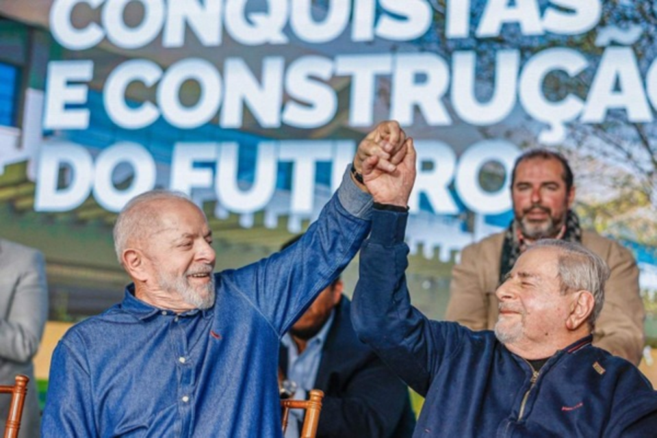 Lula sada o escritor Raduan Nassar, cuja fazenda doou  UFSCar para que fosse levantado o campus Lagoa do Sino, que faz 10 anos  (Crdito: Ricardo Stuckert/PR)