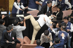 Vdeo mostra briga e roubo de documentos no parlamento de Taiwan (Crdito: Sam Yeh / AFP)
