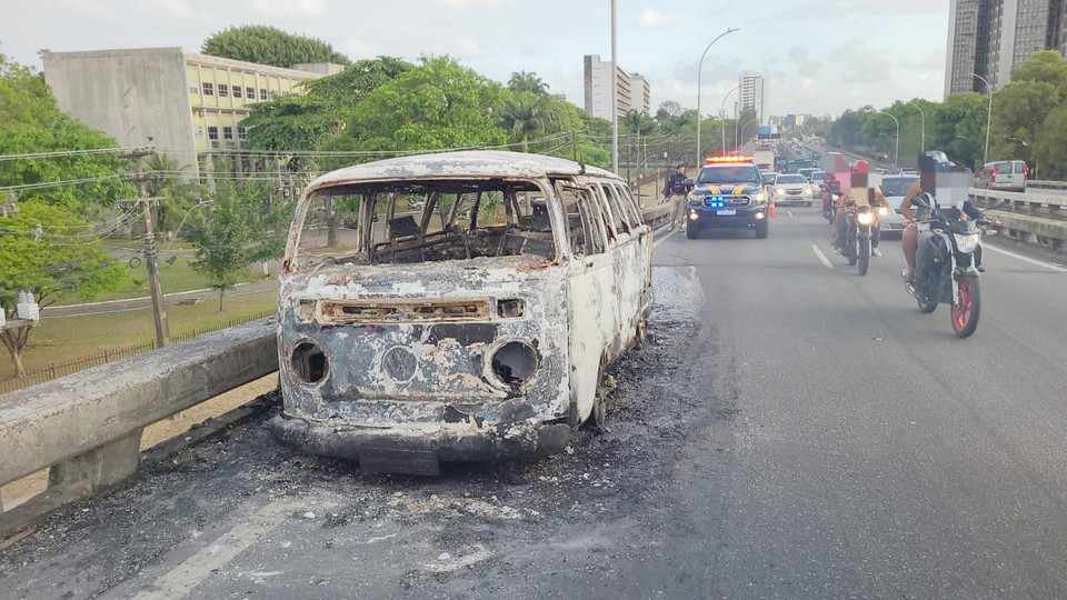 Kombi ficou destruda pelo fogo (Foto: PRF)