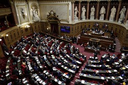 Senado francês aprova lei para incluir direito ao aborto na Constituição (foto: STEPHANE DE SAKUTIN / AFP)