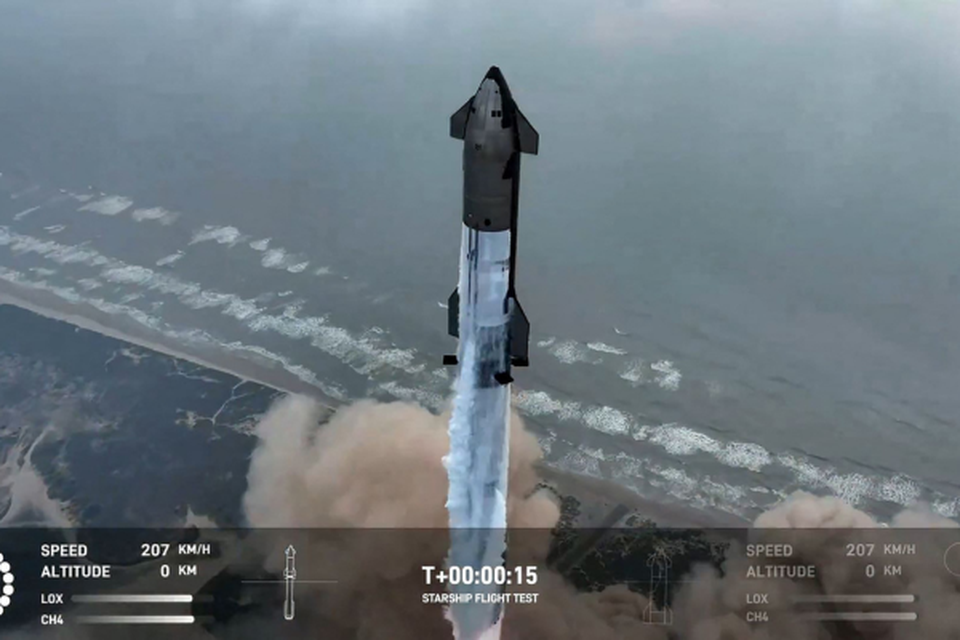 Esta imagem esttica tirada de uma transmisso da SpaceX mostra a SpaceX Starship sendo lanada em seu quarto teste de voo da Starbase (Crdito: Handout / SPACEX / AFP)