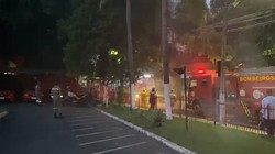 Ônibus pega fogo na Avenida João de Barros, na Soledade, Área Central do Recife (Corpo de Bombeiros/Divulgação)