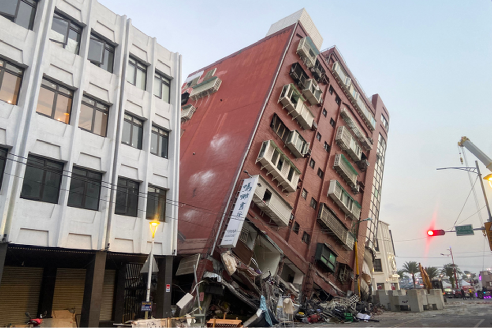A Agncia Central de Notcias de Taiwan (CNA) em 3 de abril de 2024 mostra o Edifcio Urano danificado em Hualien, depois que um grande terremoto atingiu o leste de Taiwan (Crdito: CNA / AFP)