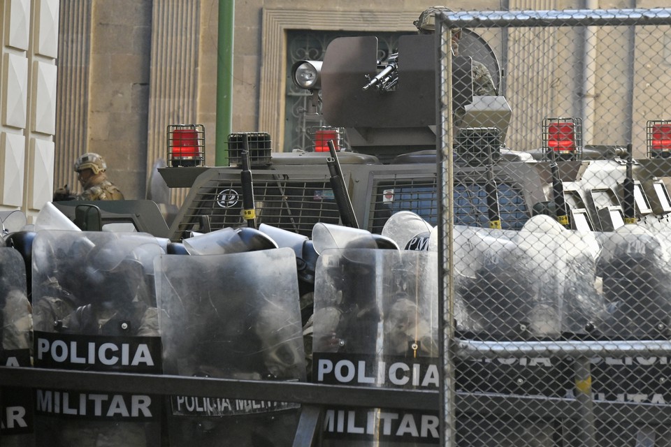 O presidente da Bolvia, Luis Arce, juramentou uma nova cpula militar (foto: AIZAR RALDES / AFP)