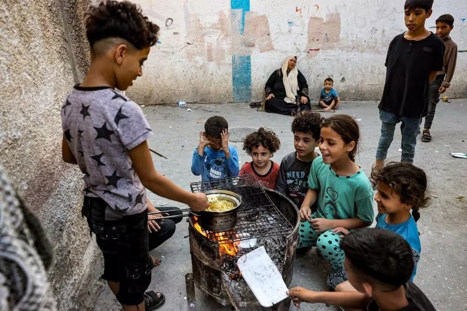 1,1 milho de crianas na Faixa de Gaza correm risco de vida devido ao aumento de doenas evitveis e  falta de gua e alimentos (Foto: MOHAMMED ABED / AFP)