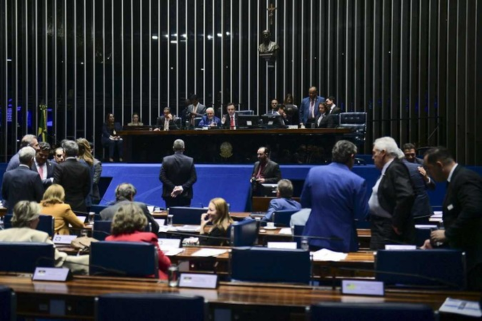 A proposta abre precedentes para que, mesmo preso, um poltico esteja elegvel quando a pena for superior a oito anos (Crdito: Pedro Frana/Agncia Senado
)