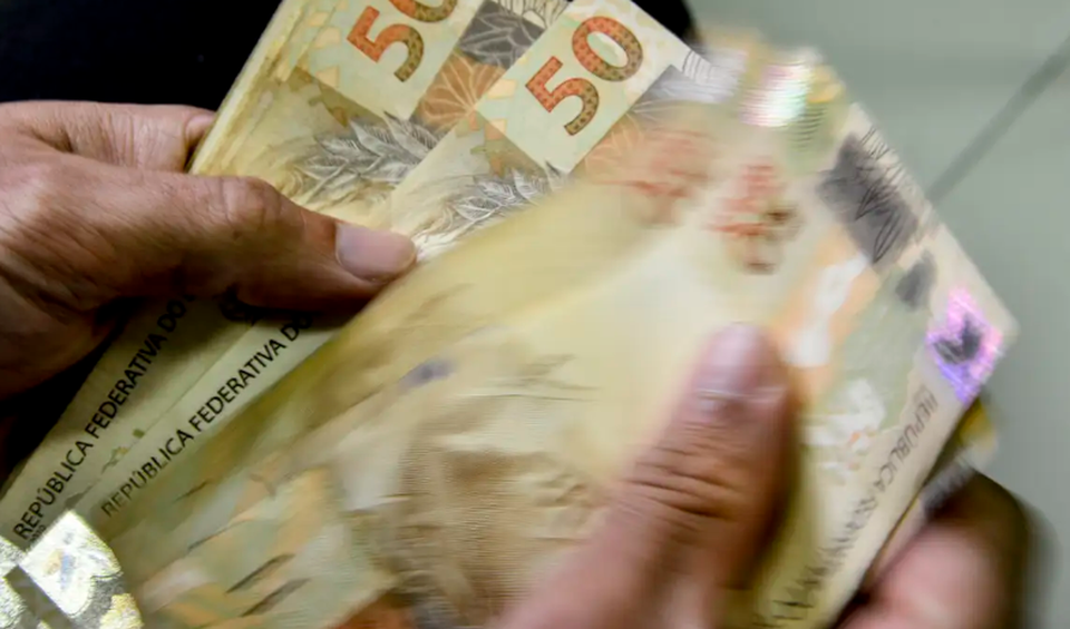 Quem ganha at um salrio mnimo R$ 1.412, poder receber o depsito de 50% do valor do benefcio entre o dia 24 de abril at o dia 8 de maio (Foto: Marcello Casal Jr/Agncia Brasil)