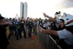 Servidores realizam nesta terça a primeira manifestação por reajuste salarial (Foto: Pedro Ladeira/AFP)