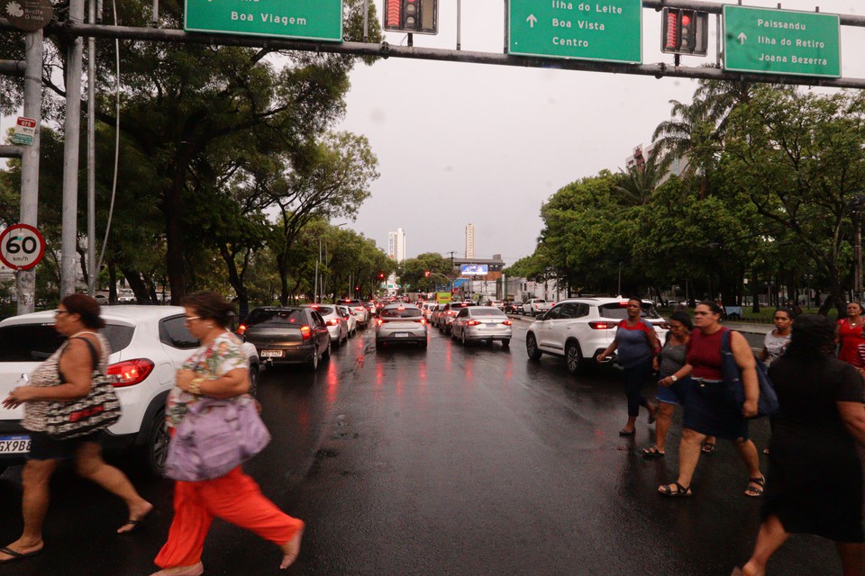 O Centro de Operaes do Recife (COP) informa que a cidade entrou no Estgio de Ateno s 8h40 desta quinta-feira (4) (Foto: Priscilla Melo/DP foto)