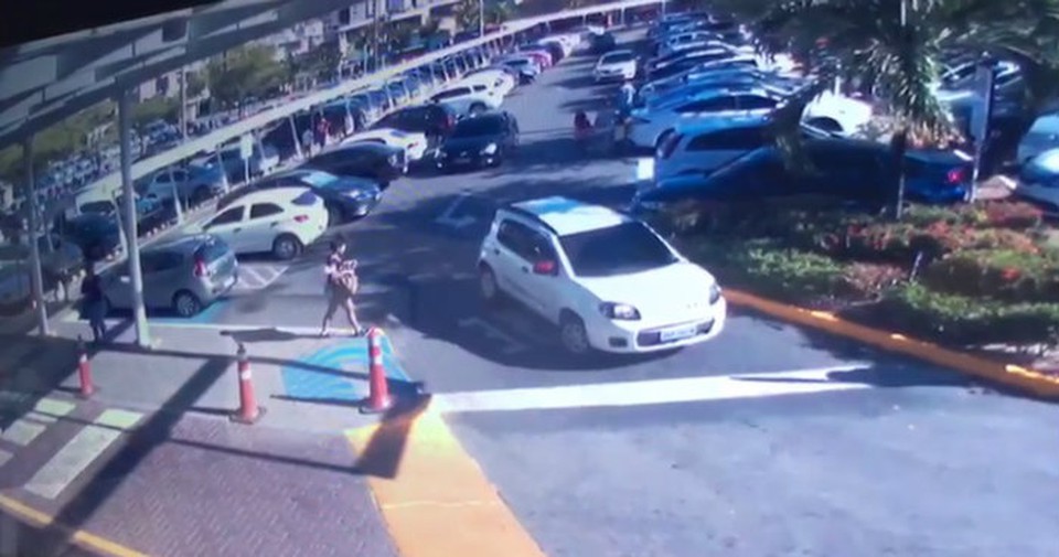 Imagens de segurana mostram a adolescente entrando em um carro na sada do shopping. Foto: PCPE/Reproduo