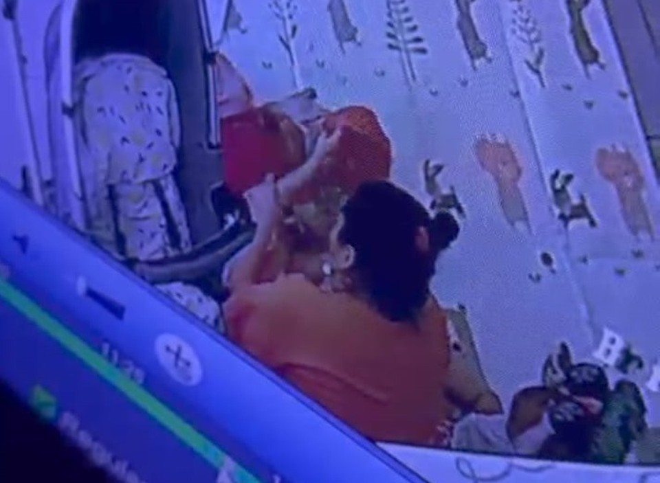  (A bab presa foi flagrada praticando maus-tratos contra beb e criana (Foto: Reproduo))