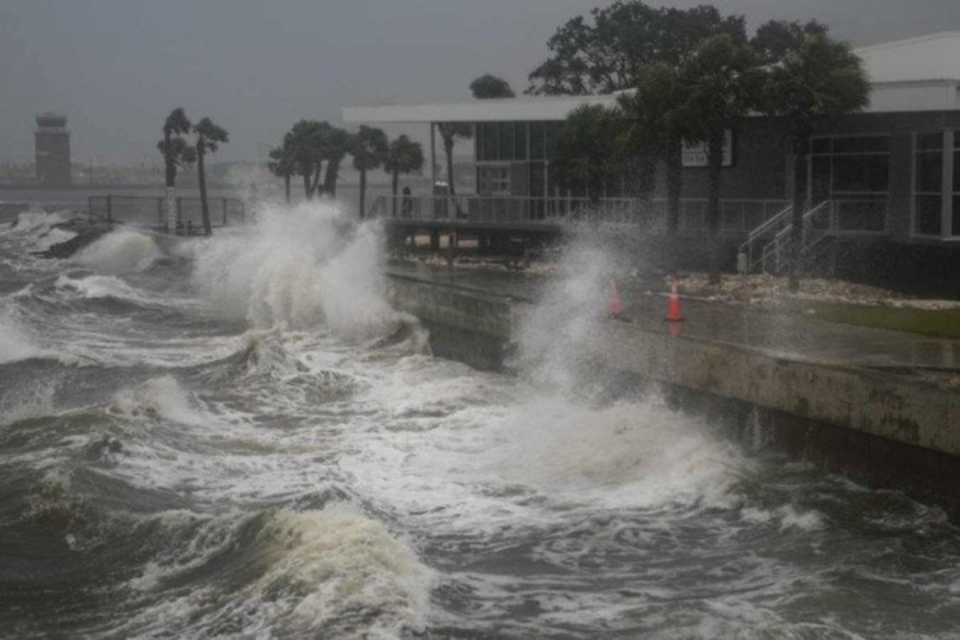
Ondas se quebram ao longo do pier St. Pete, em Saint Petersburg: expectativa de inundaes catastrficas em reas costeiras do estado  (Crdito: Bryan R. Smith/AFP)