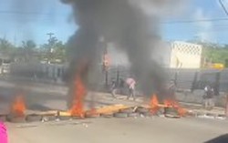 Ambulantes fazem protesto e fecham entorno do Terminal de nibus de Camaragibe (Foto: Reproduo/Instagram)