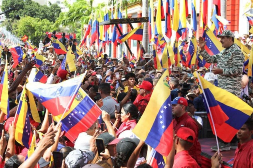 Nicols Maduro ( direita) acena a apoiadores durante comcio, no ltimo sbado, em Caracas: em busca do terceiro mandato (Crdito: AFP)