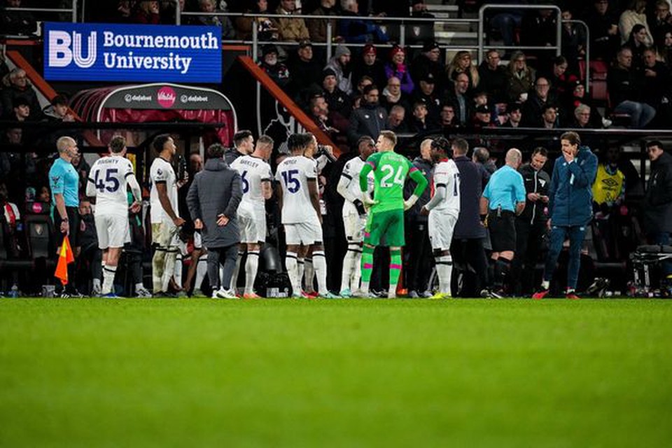 Jogador passa mal, desmaia e partida da Premier League é suspensa