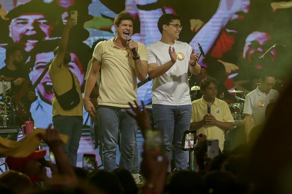Joo Campos (PSB) em sua festa da vitria no Recife, aps apurao das urnas no primeiro turno das eleies (Rafael Vieira/DP Foto)
