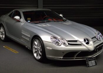 Se por um lado o dono da Havan anda de carro fabricado em 1979, em contrapartida, Eike Batista tem McLaren na garagem