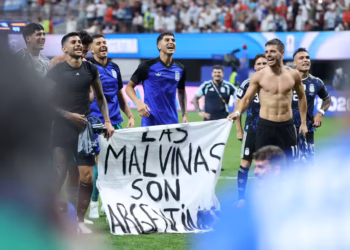 Por que os jogadores da Argentina abriram uma faixa após a vitória contra a Inglaterra?