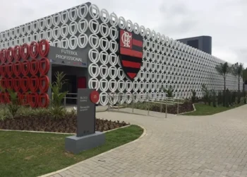 Meia de R$ 293 milhões chegou ao Flamengo e já treinou no CT
