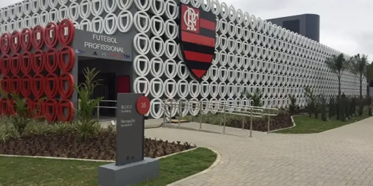 Meia de R$ 293 milhões chegou ao Flamengo e já treinou no CT