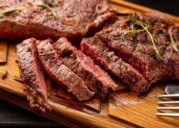 Os chefs concordam: carne mais suculenta não precisa de manteiga, mas de descanso após o preparo