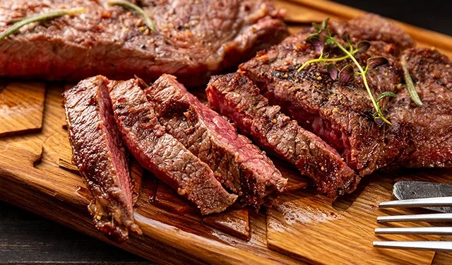 Os chefs concordam: carne mais suculenta não precisa de manteiga, mas de descanso após o preparo