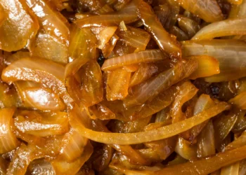 Os chefs concordam: cebola caramelizada não precisa de açúcar, mas de paciência
