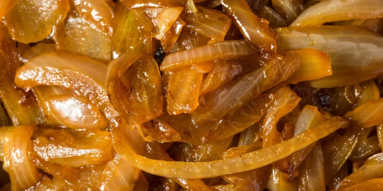 Os chefs concordam: cebola caramelizada não precisa de açúcar, mas de paciência