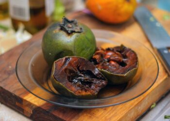 Fruta escura tem sabor comparado ao chocolate e quase ninguém conhece