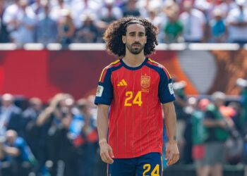 Aos 28 anos, Cucurella reaparece com novo visual após ganhar a Copa