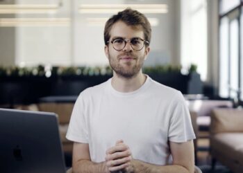 Com apenas 28 anos, hacker mirim entrou na lista de bilionários ao conquistar fortuna de R$ 3 bilhões