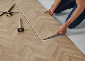 Nem porcelanato, nem cerâmica: piso vinílico conquista quem quer mais conforto