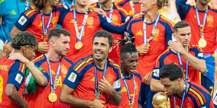 Com salário de R$ 1,5 milhão por semana, melhor jogador da Copa vive em condomínio europeu