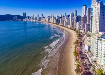Aos 63 anos, dono da Havan comprou única mansão à beira-mar em cidade do litoral
