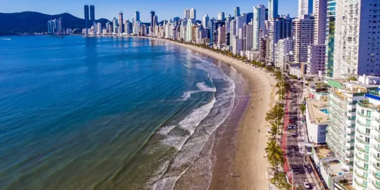 Aos 63 anos, dono da Havan comprou única mansão à beira-mar em cidade do litoral