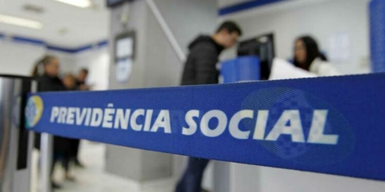 Idade mínima para brasileiros se aposentarem mudou para essas 10 profissões