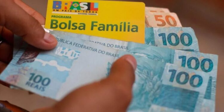Brasileiros que recebem Bolsa Família precisam fazer isso urgente