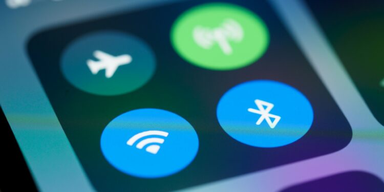Especialistas explicam se desligar o Wi-Fi à noite realmente faz diferença