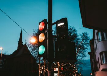 Por que os semáforos têm as cores vermelho, amarelo e verde?
