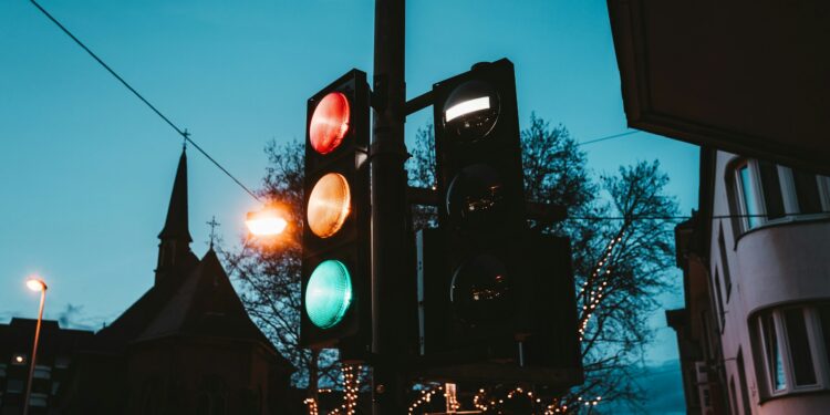 Por que os semáforos têm as cores vermelho, amarelo e verde?