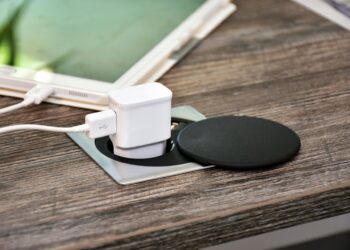 O que estraga primeiro: deixar o carregador na tomada ou conectado ao celular?