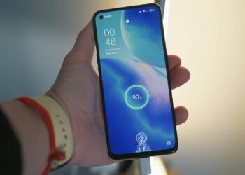 É melhor carregar o celular até 100% ou tirar antes? A resposta pode surpreender