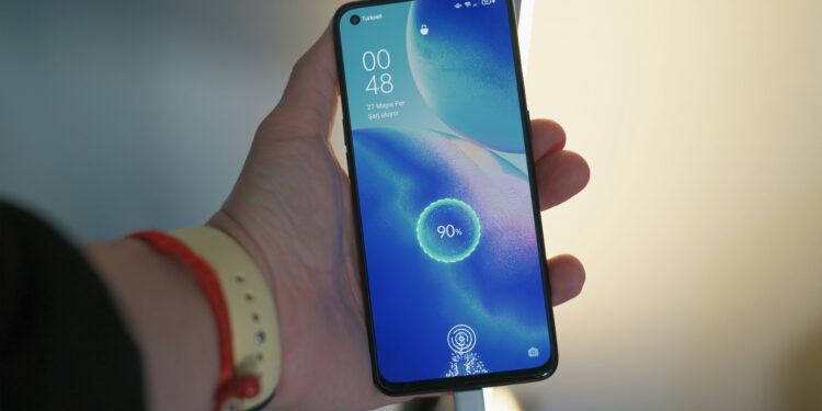É melhor carregar o celular até 100% ou tirar antes? A resposta pode surpreender